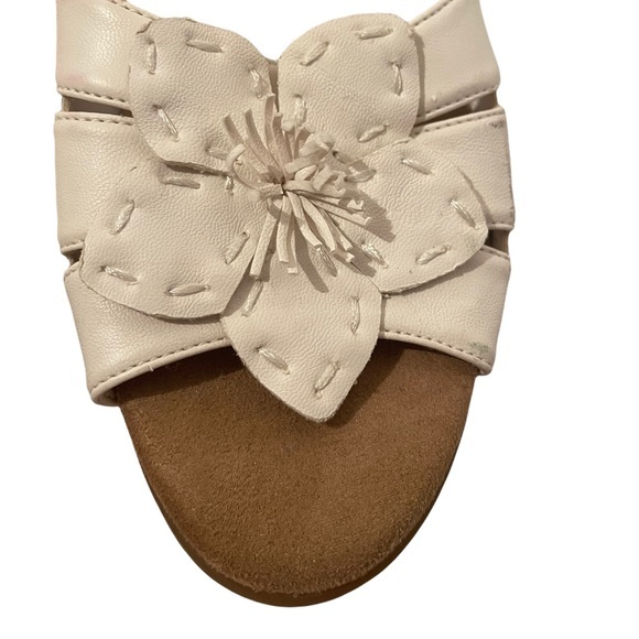 A2 by Aerosoles White Flower Open Toed Shoes Size 7.5 - Picture 5 of 6